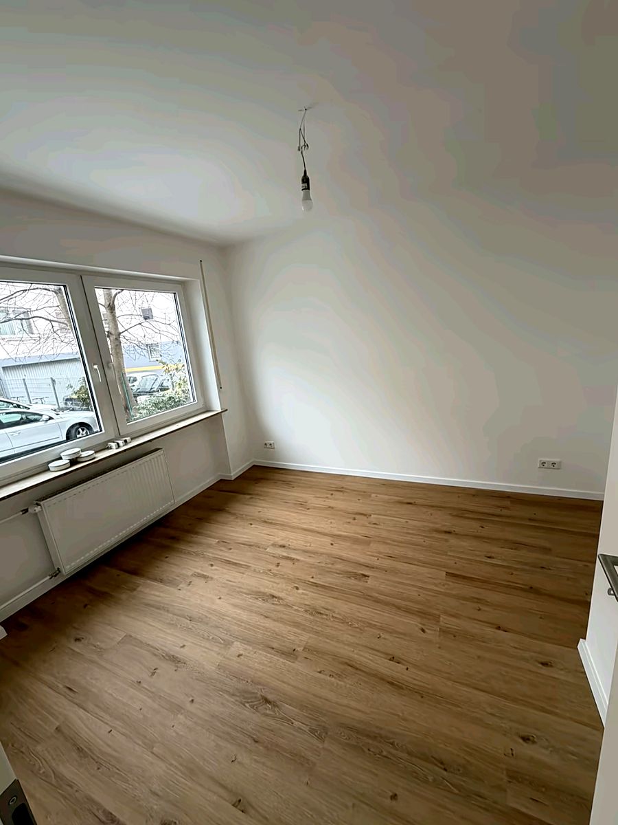 Nachher: Wände gespachtelt und gestrichen, neuer Holzboden