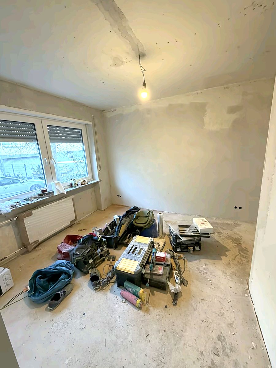 Vorher: Wände gespachtelt und gestrichen, neuer Holzboden